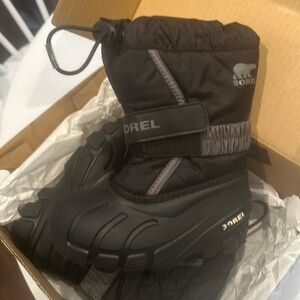 Toddler black Sorel boots like new !!!